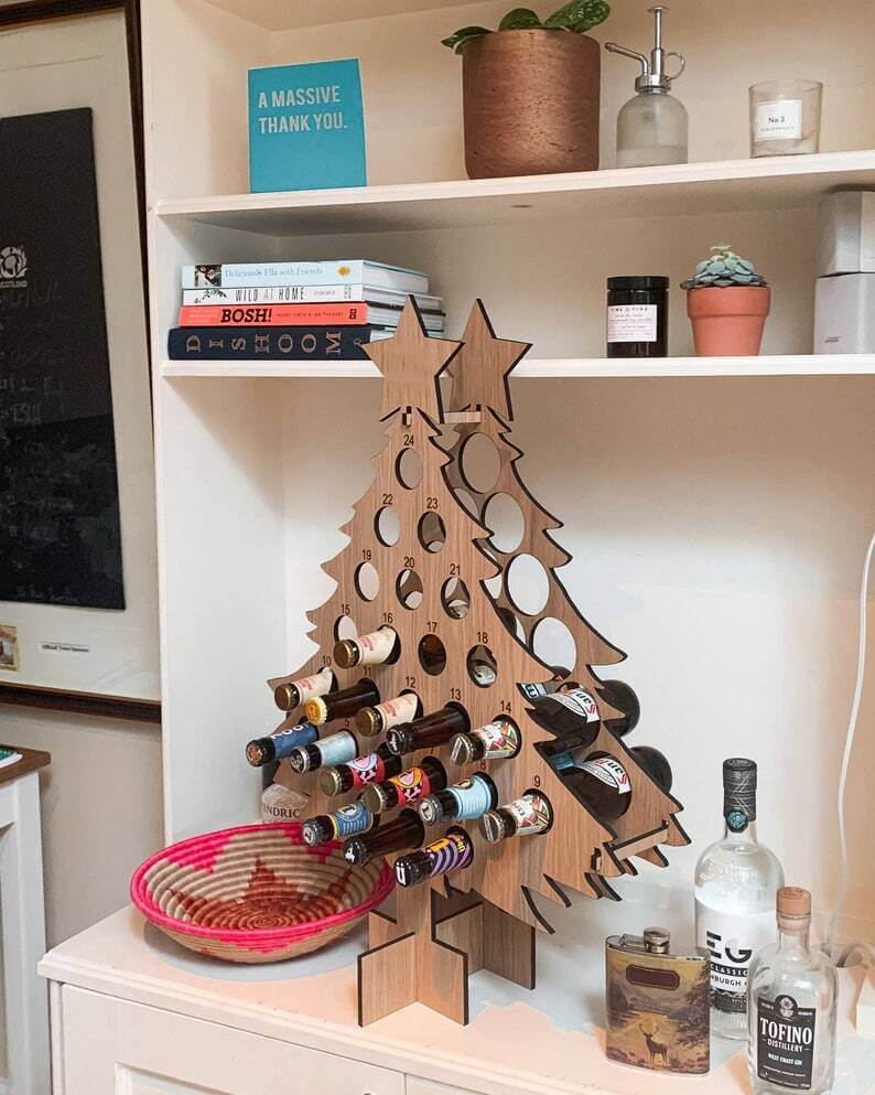 Detail van de gepersonaliseerde houten adventskalender voor Kerst
