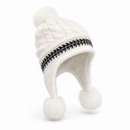 Damesmuts met oorkleppen, fleecevoering, kabelpatroon en pompon