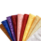 Polyester tafelservet uitgevouwen op een gedekte eettafel