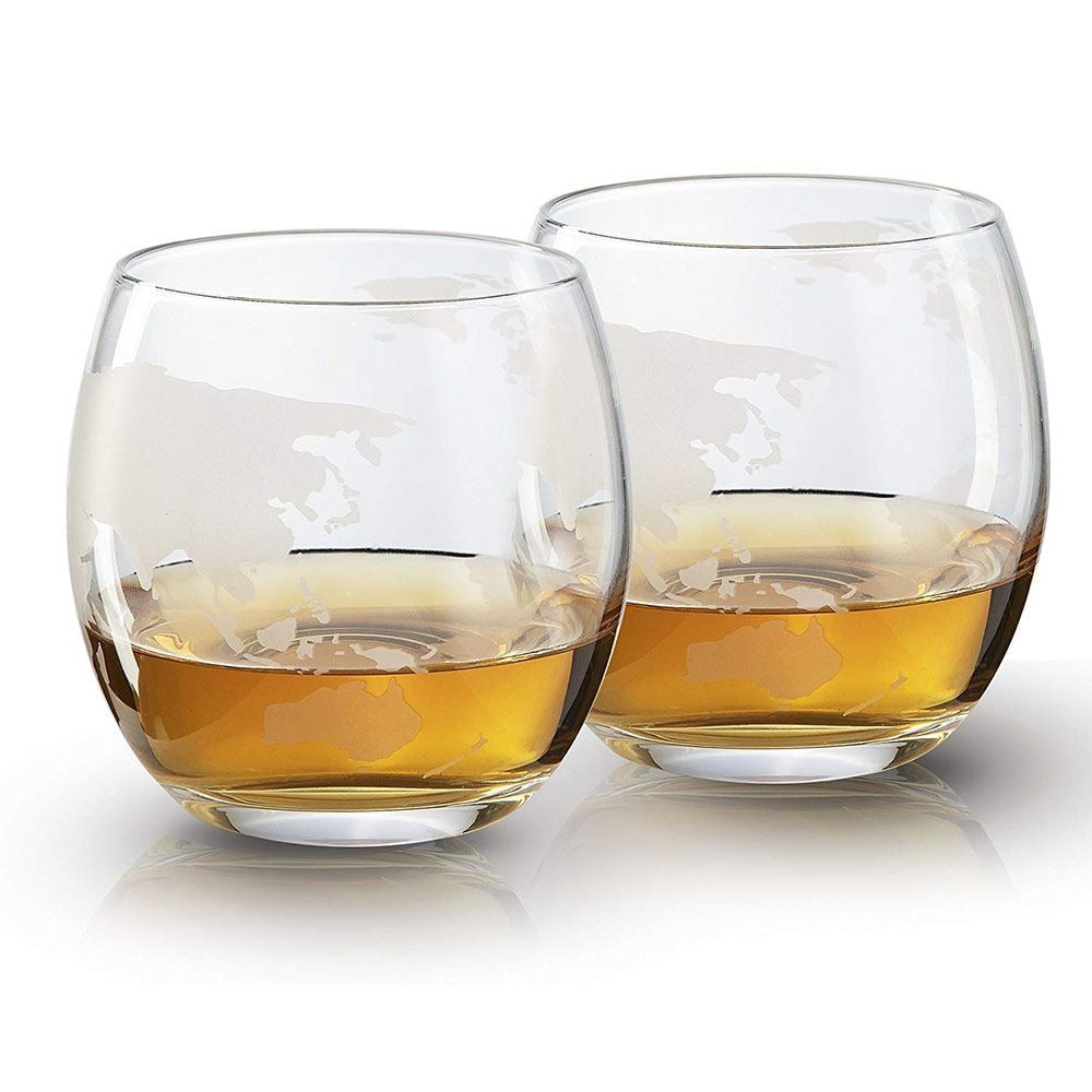 Vintage wereldbol whiskey karafset met elegante kristallen glazen