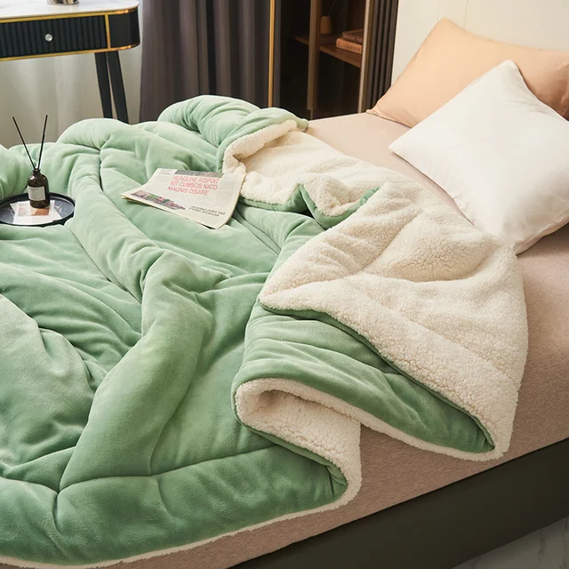 Knuffeldeken uitgespreid over een bed in een sfeervolle slaapkamer