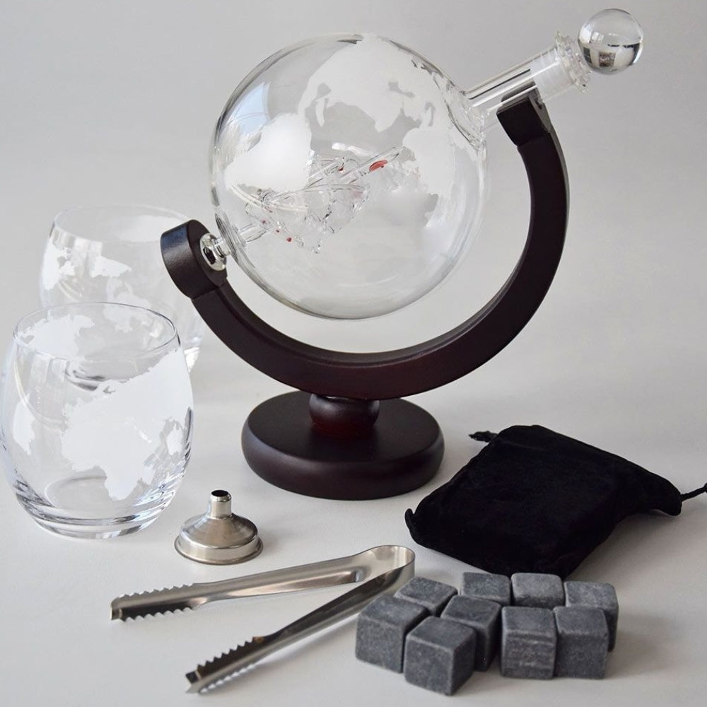 Vintage wereldbol whiskey karafset met elegante kristallen glazen