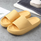 Detail van de open teen van een unisex huisslipper