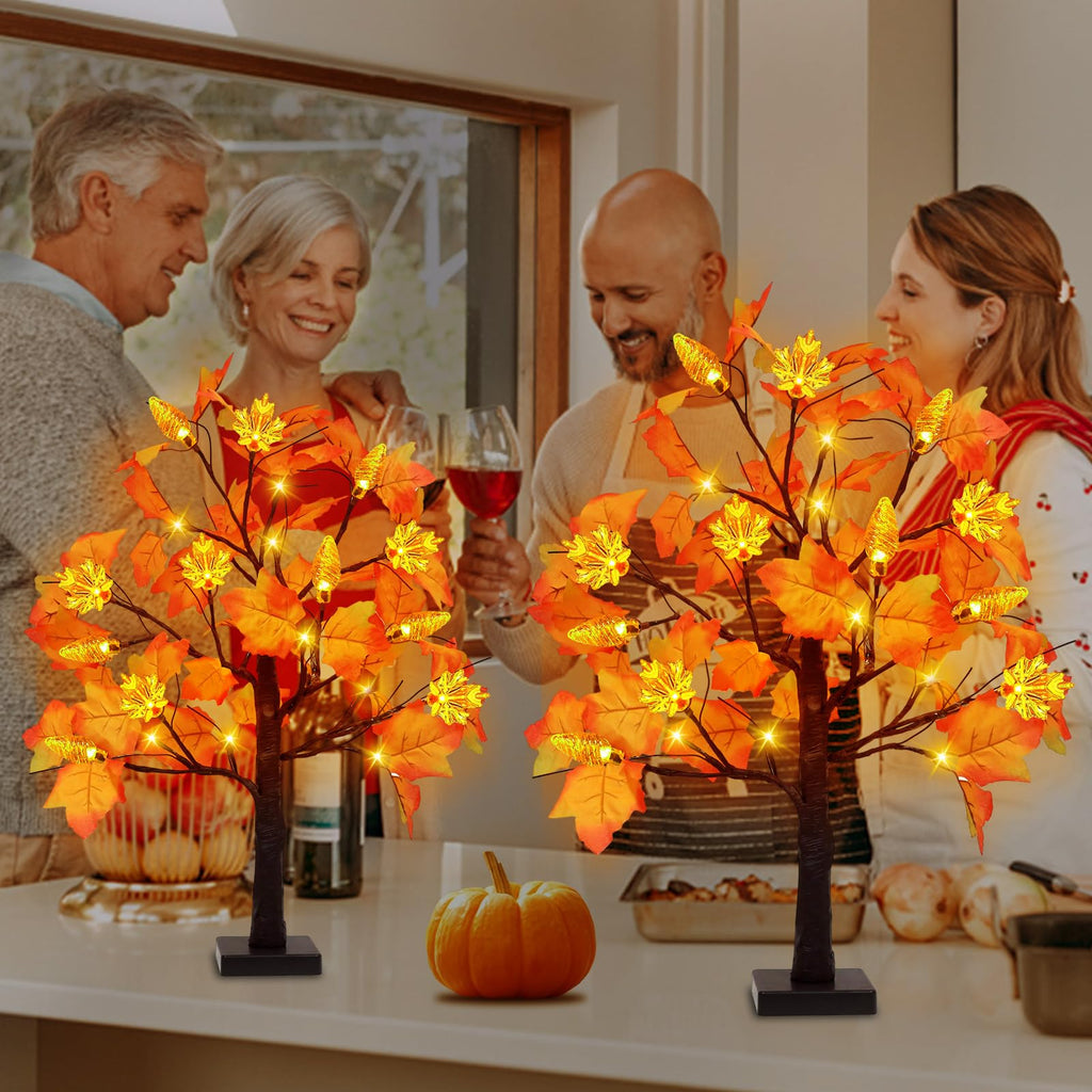 Herfstdecoratie met twee verlichte boompjes op batterijen