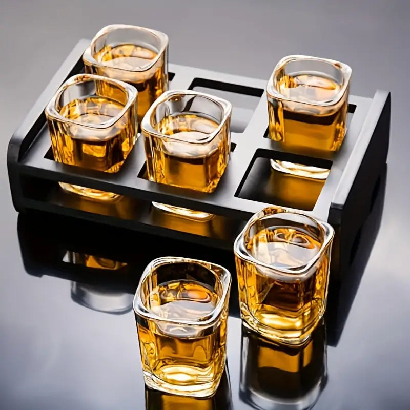 Vier whiskyglazen naast een praktische serveerschaal