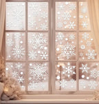Kerstdecoratie op een raam met dubbelzijdig zichtbare motieven