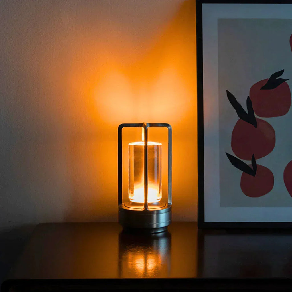 Kristallen tafellamp op een tafel met touchbediening