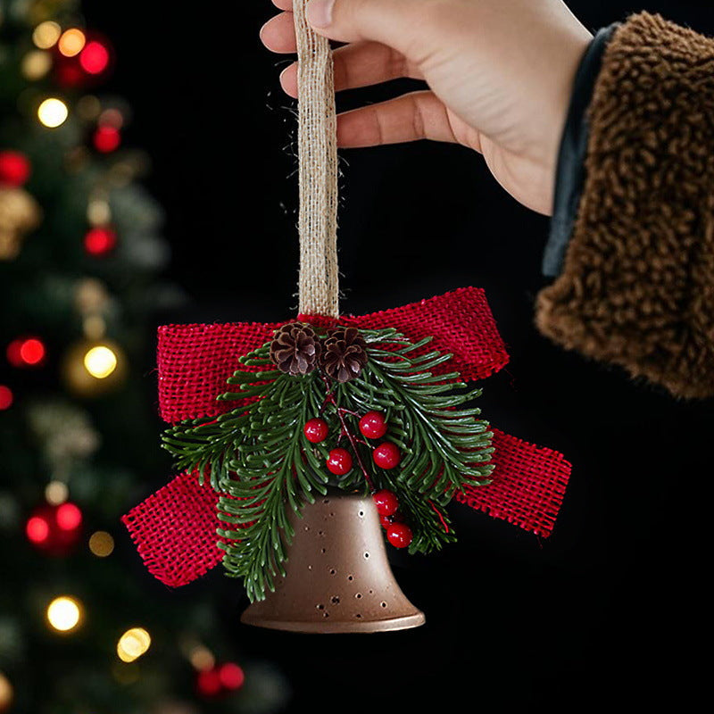 Dennenappeldecoratie gecombineerd met een klassieke kerstbel