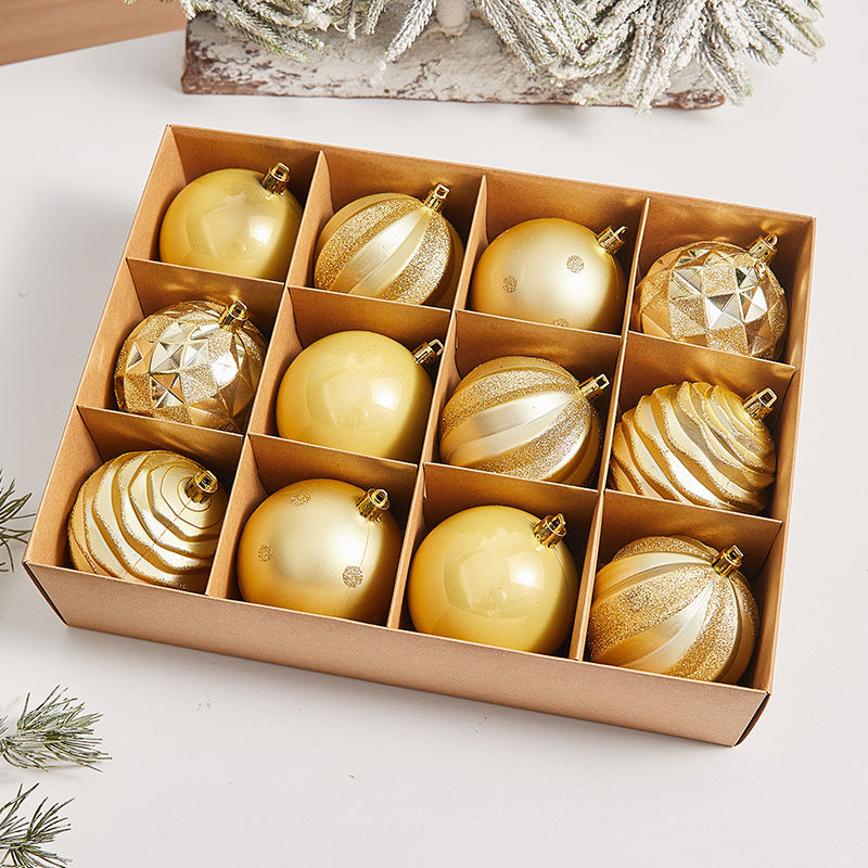 Gouden kerstballen met verschillende patronen en afwerkingen