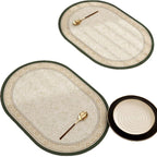 Decoratieve placemat onder servies op een eettafel
