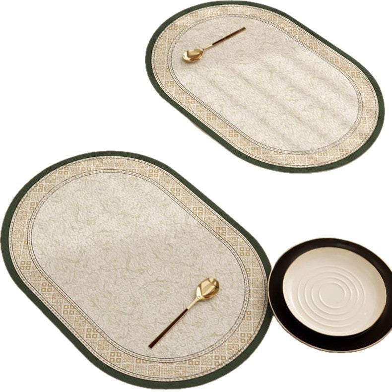Decoratieve placemat onder servies op een eettafel