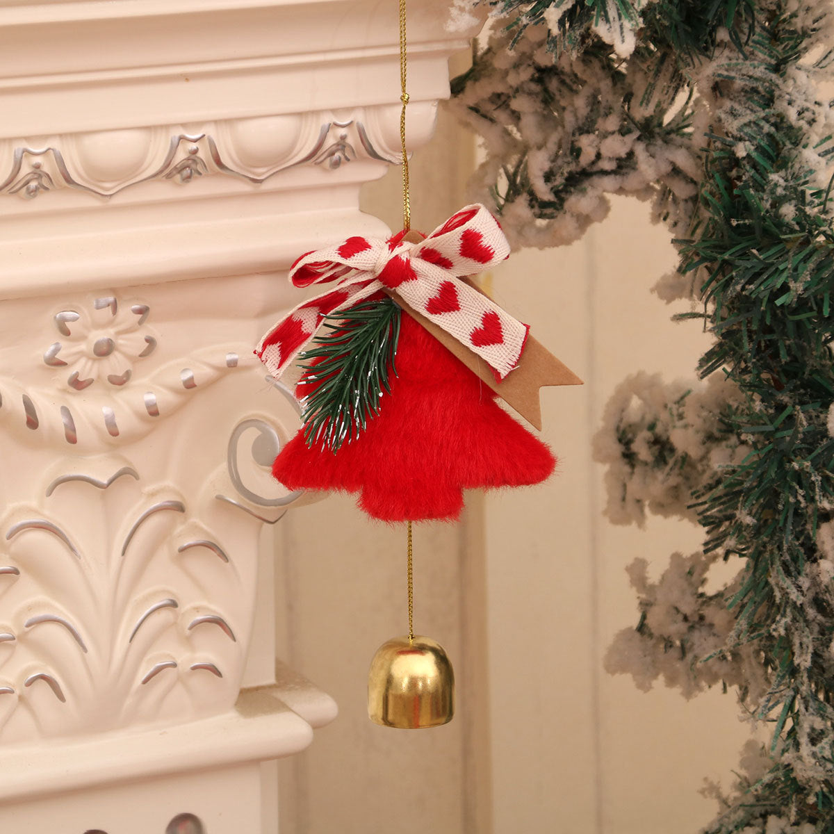 Kerstboomhanger | Vilten kerstboom met bel | Gouden details | Rustieke decoratie