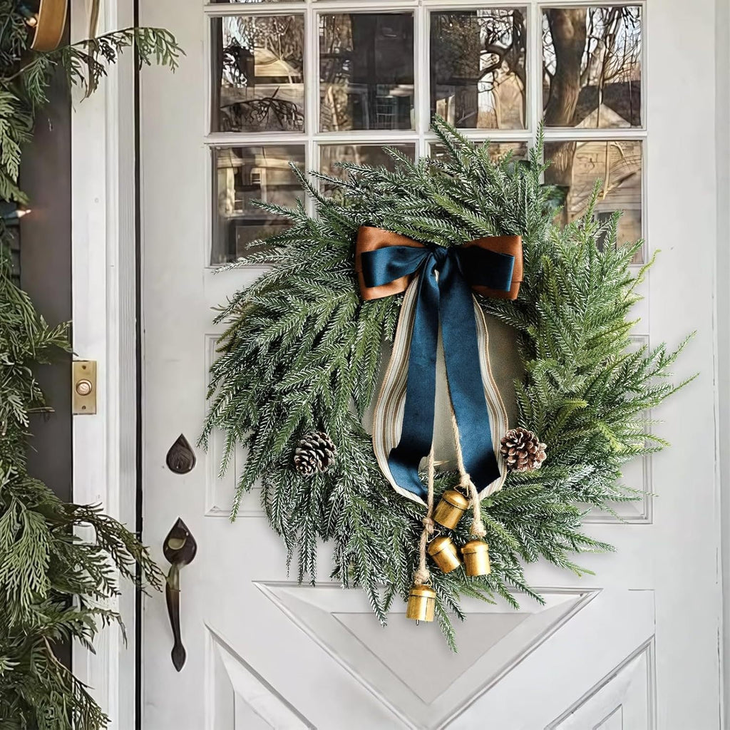 Kerstkrans van kunstgroen met decoratief lint en bellen