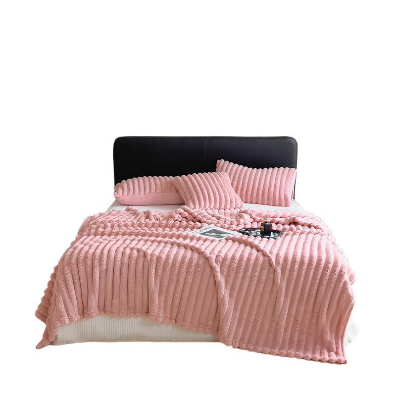 Zachte deken netjes gevouwen op een bed