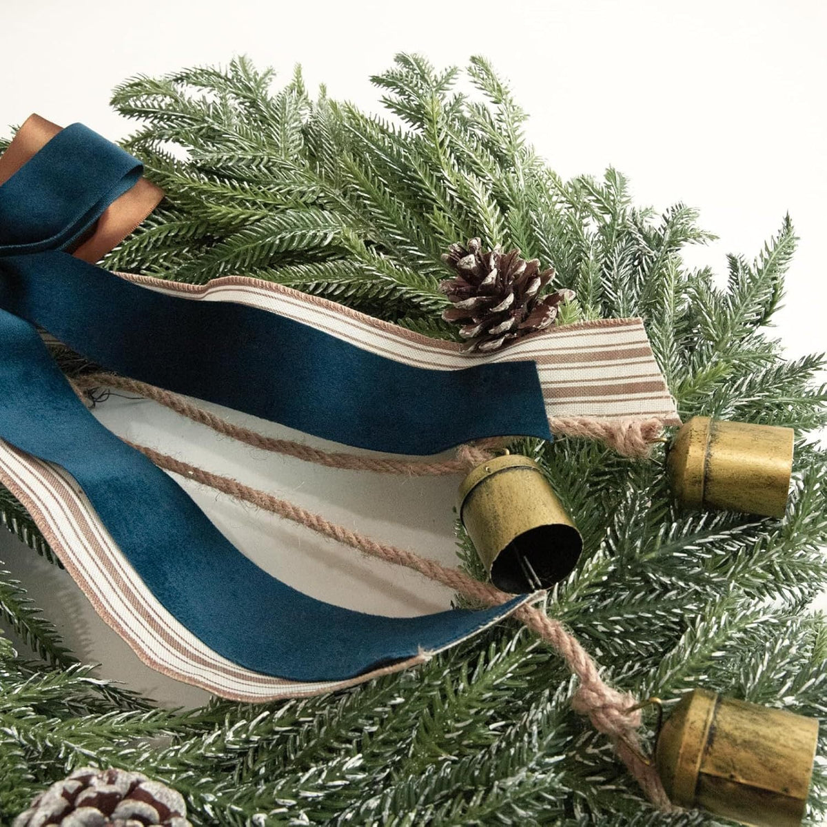 Decoratieve kerstkrans van kunstgroen voor binnen of buiten