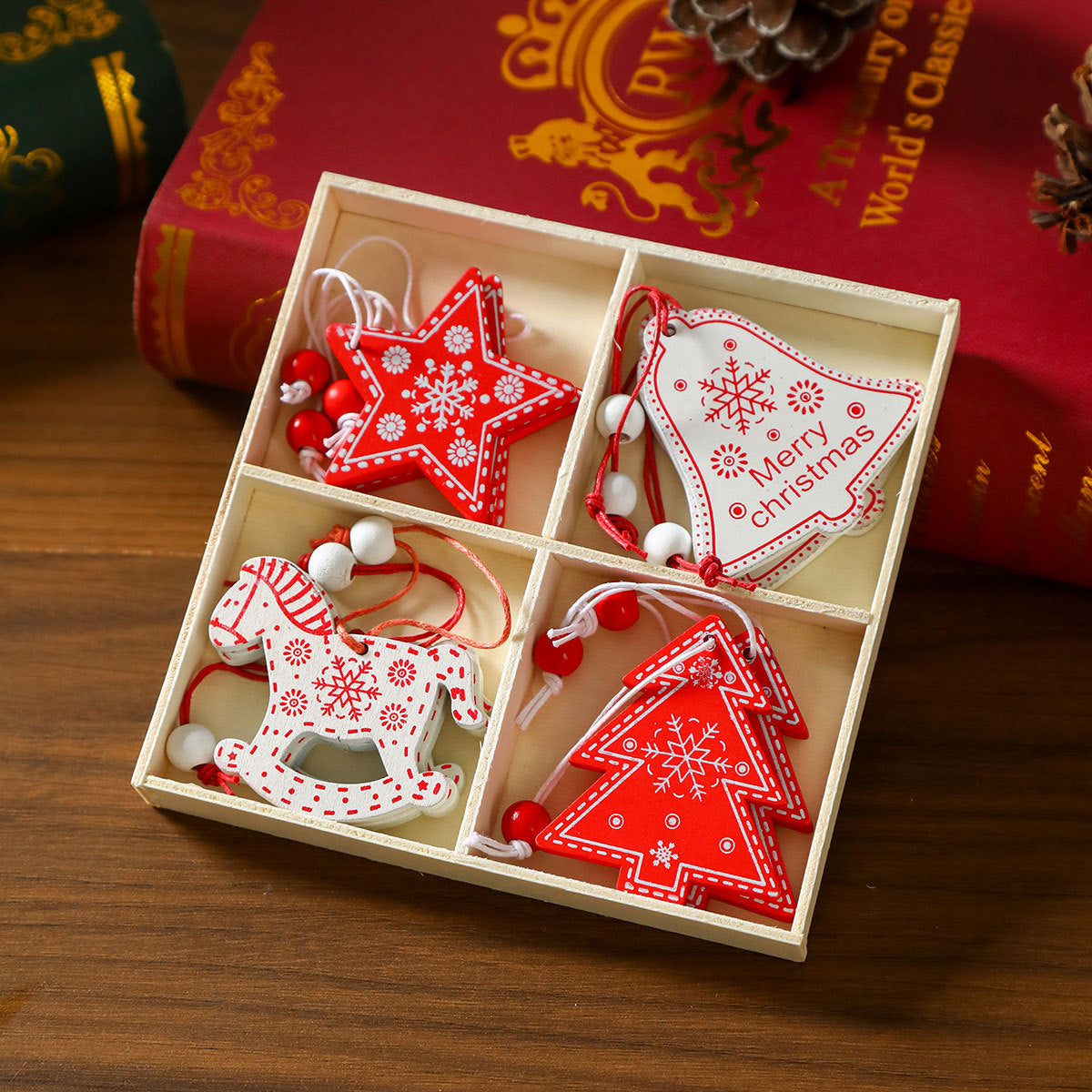 Decoratieve kerstboomornamenten met praktisch ophangkoord