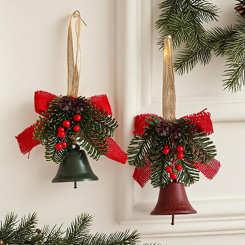 Kerstbel met dennenappeldecoratie als sfeervolle kerstversiering