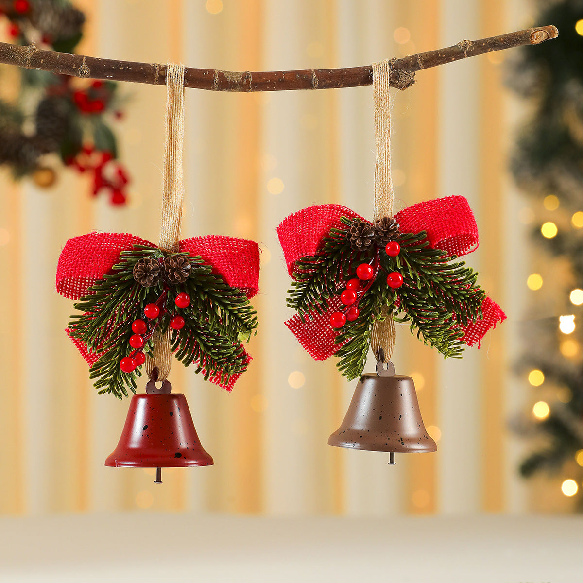 Rode strik aan een decoratieve kerstbel
