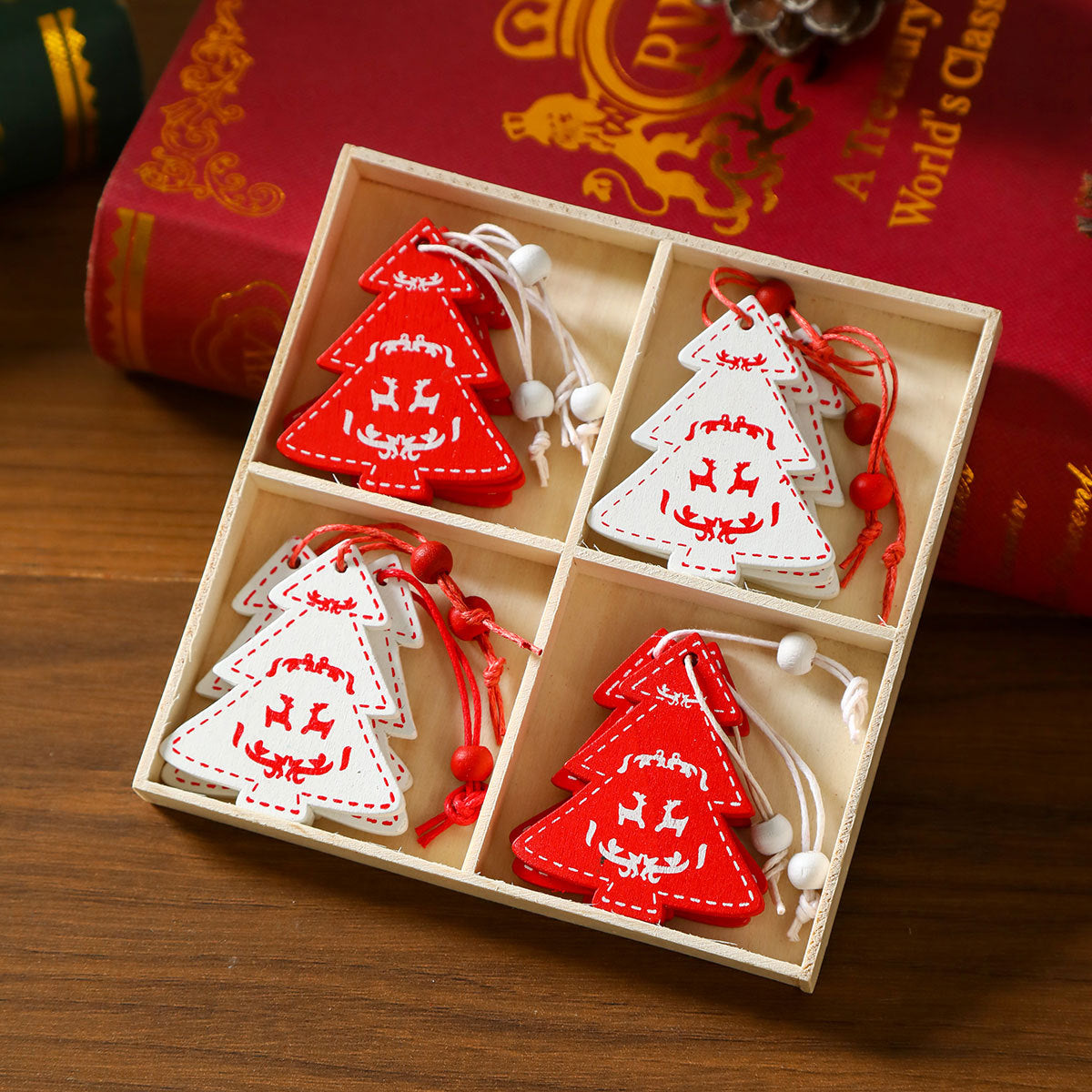 Boomvormige kerstboomornamenten met ophangkoord