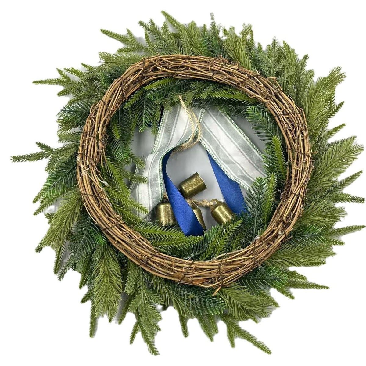 Kerstkrans met sierlijk lint en hangende bellen