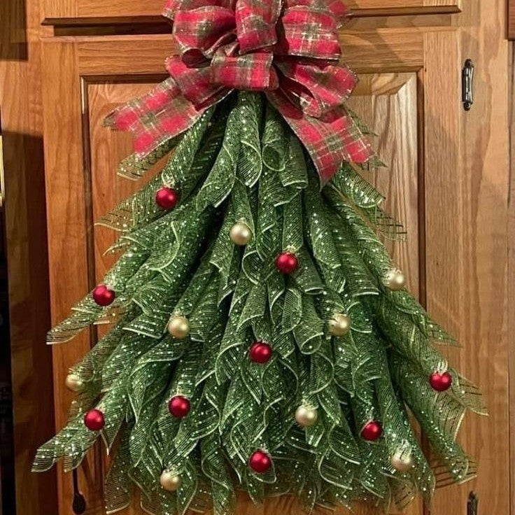 Gelaagde groene kerstboom voor feestelijke wanddecoratie