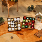 Complete set kerstballen in rood, groen en wit op een lichte achtergrond