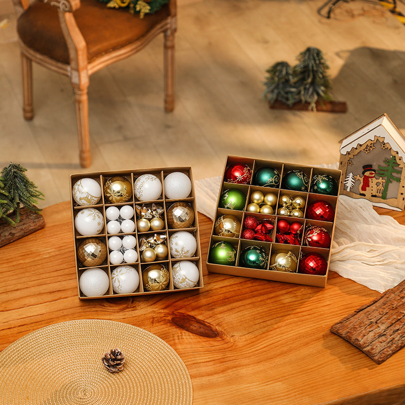 Complete set kerstballen in rood, groen en wit op een lichte achtergrond