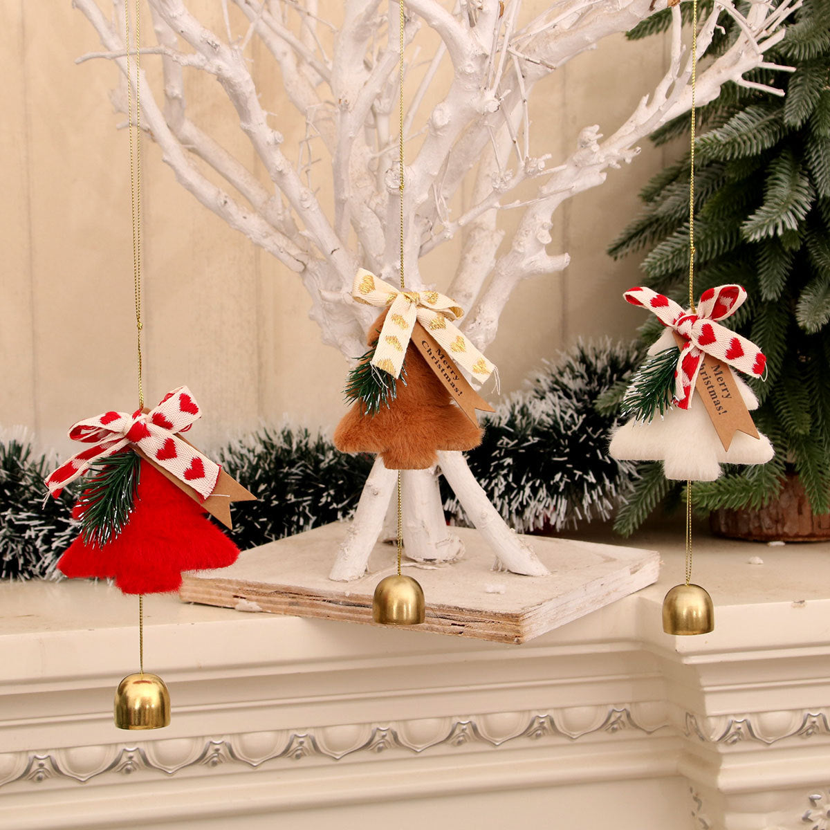 Vilten kerstboomhanger in de vorm van een kerstboom met bel