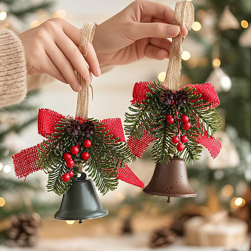 Hangende kerstbel met decoratieve dennenappel voor de feestdagen