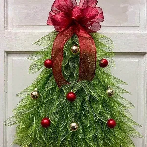 Sierlijke kerstboom wanddecoratie met groen blad en rood-gouden accenten