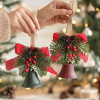 Detailopname van een kerstbel met natuurlijke dennenappel
