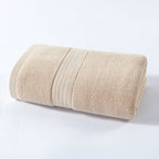 Absorberende Velmora handdoek naast een wastafel