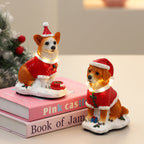 Kerstdecoratie in de vorm van een hond in kerstmanpak
