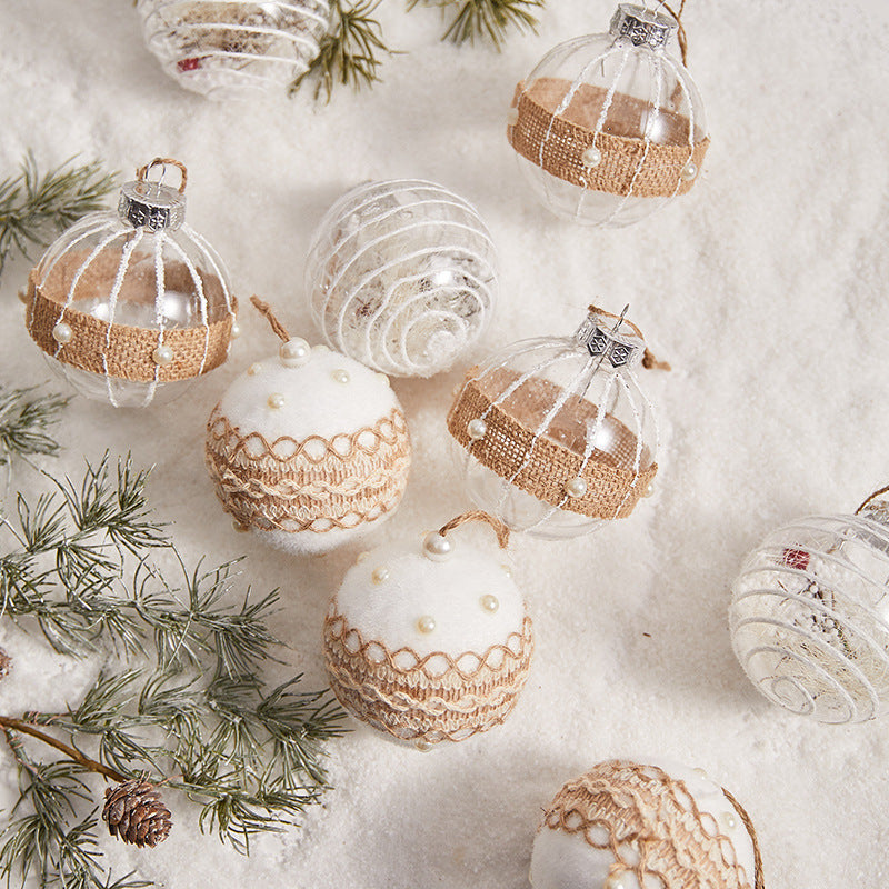 Negen decoratieve gouden kerstballen in verschillende designs
