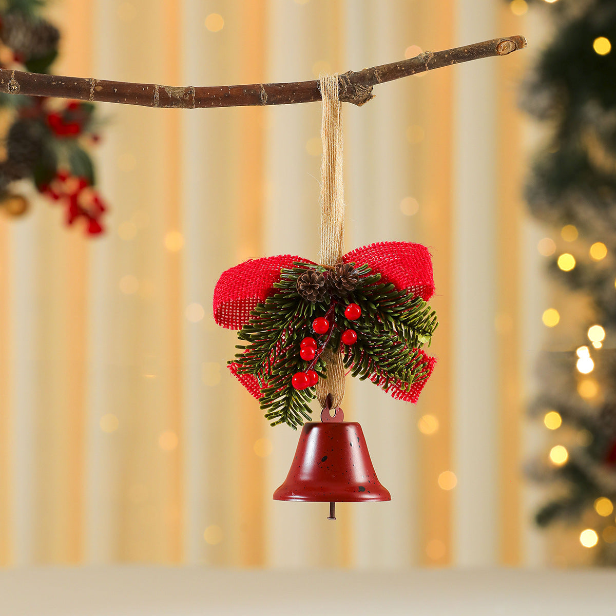 Kerstornament met beldetail en rode strik