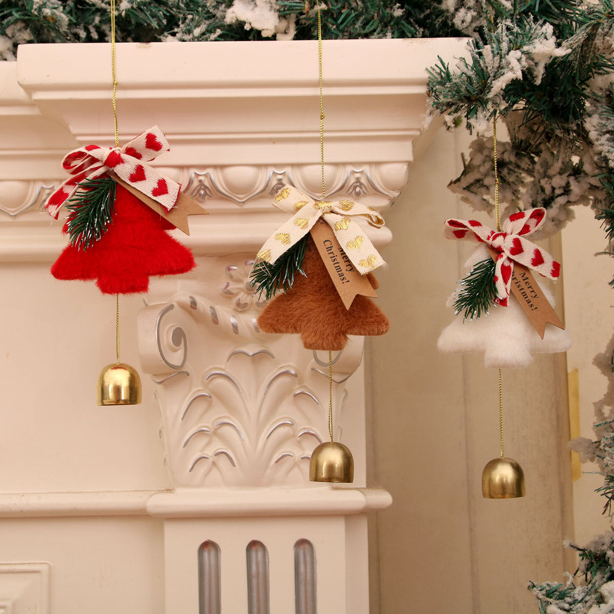 Kerstboomdecoratie van vilt met gouden details en een rustieke uitstraling
