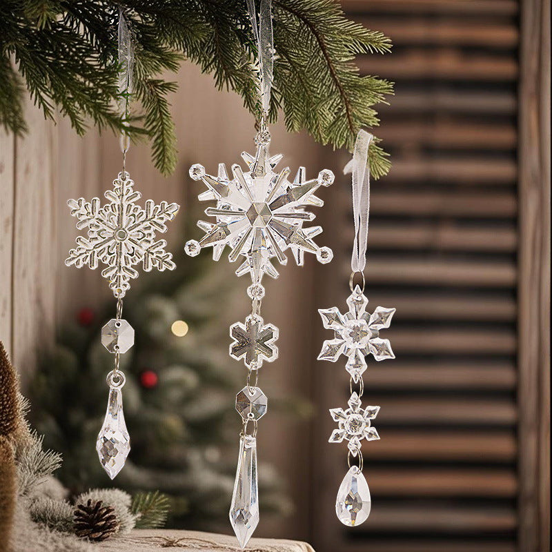 Hangende kerstdecoratie voor een feestelijk versierde kerstboom
