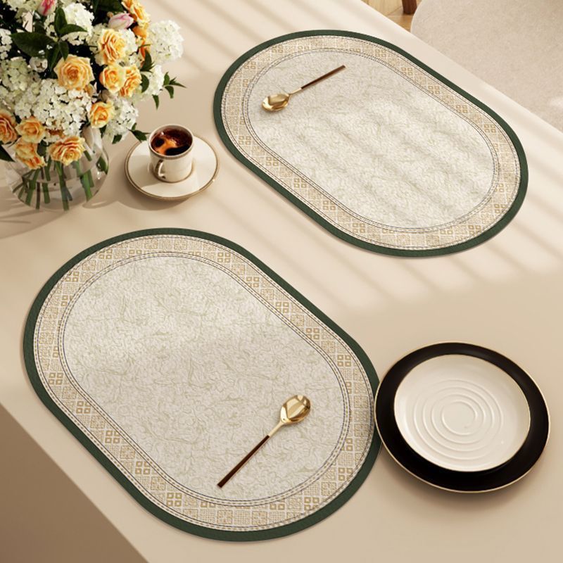 Decoratieve placemat met elegant patroon op een gedekte eettafel