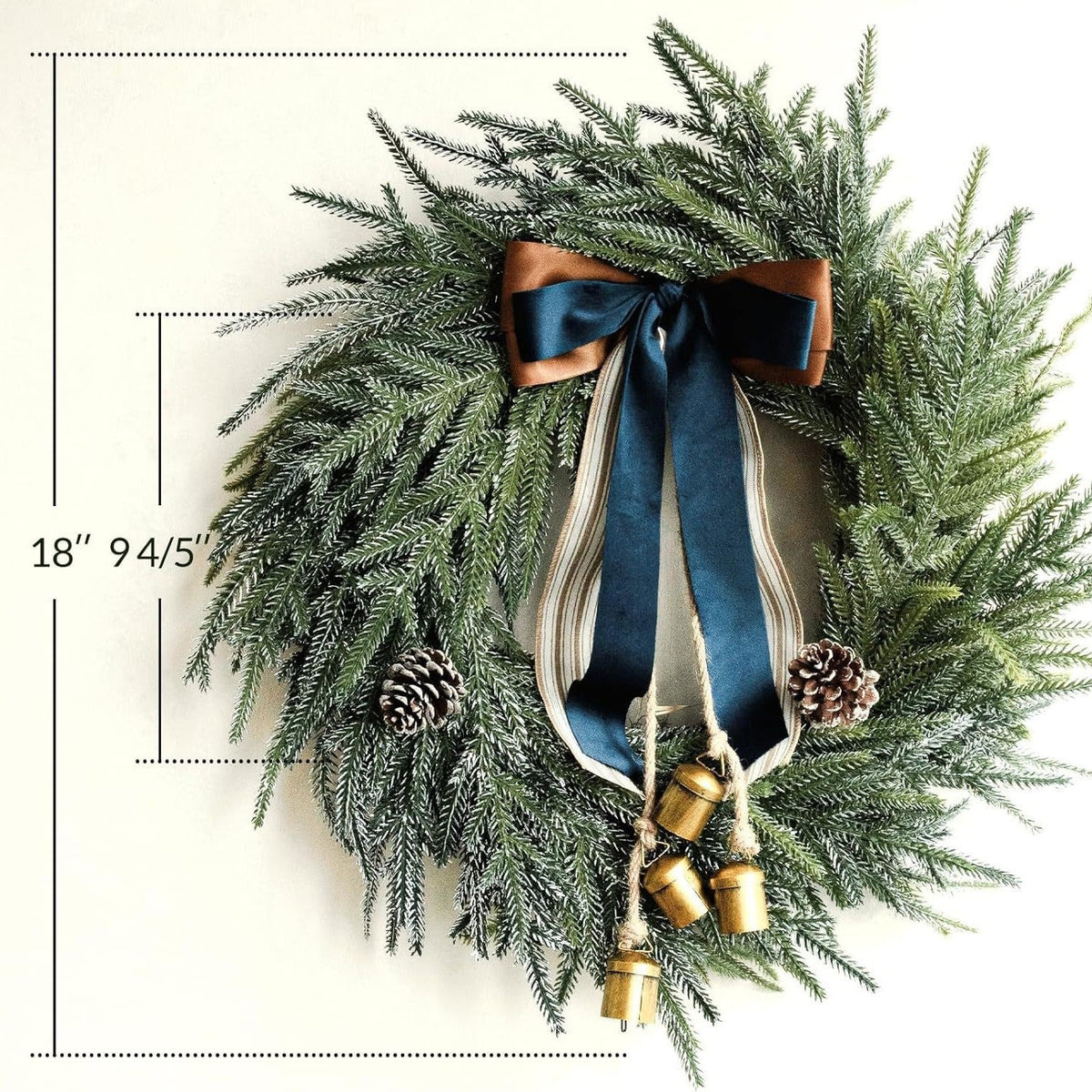 Feestelijke kerstkrans met lint en bellen aan de voorkant