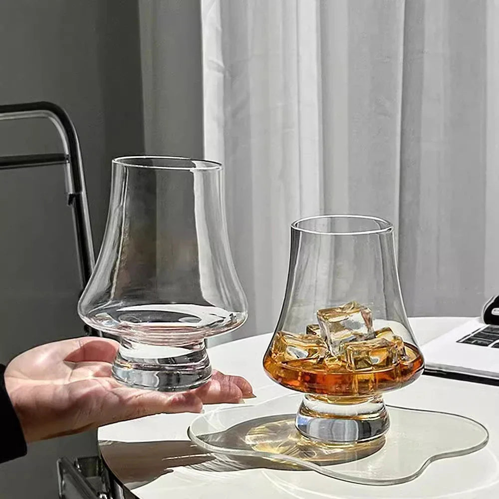 Whiskyglazen op tafel voor een gezellige borrel
