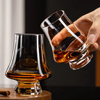 Vier whiskyglazen naast elkaar in een stijlvolle set