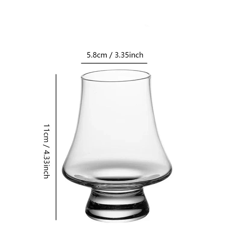 Close-up van de vorm en rand van een whiskyglas