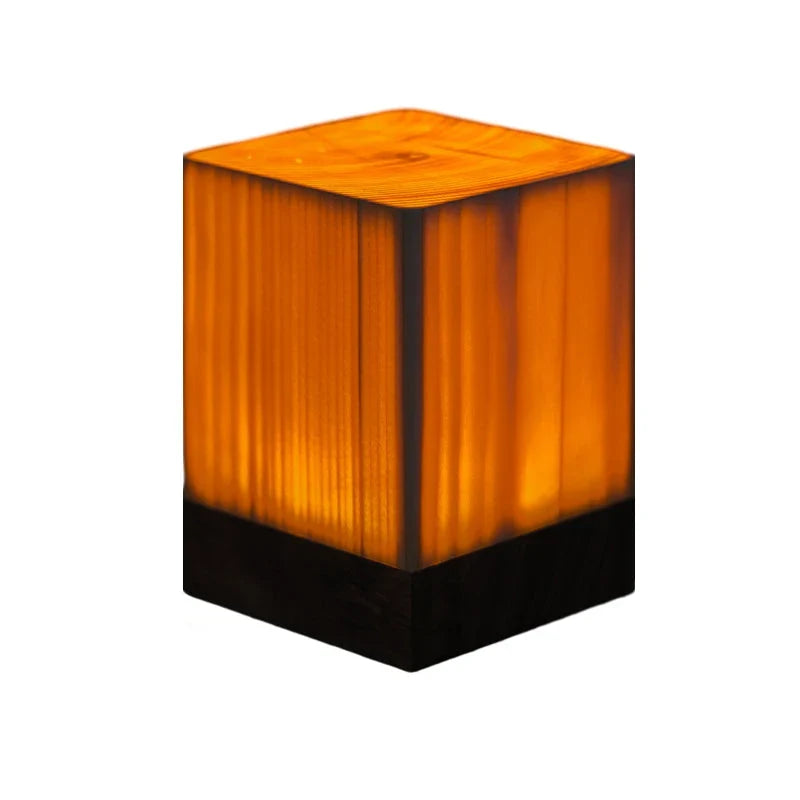 Oplaadbare ledlamp naast een bed