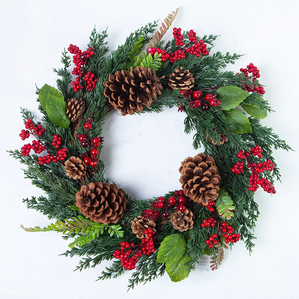 Kerstkrans met cipresgroen en rode bessen voor binnen en buiten