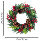 Cipresgroene kerstkrans met rode bessen aan een buitendeur