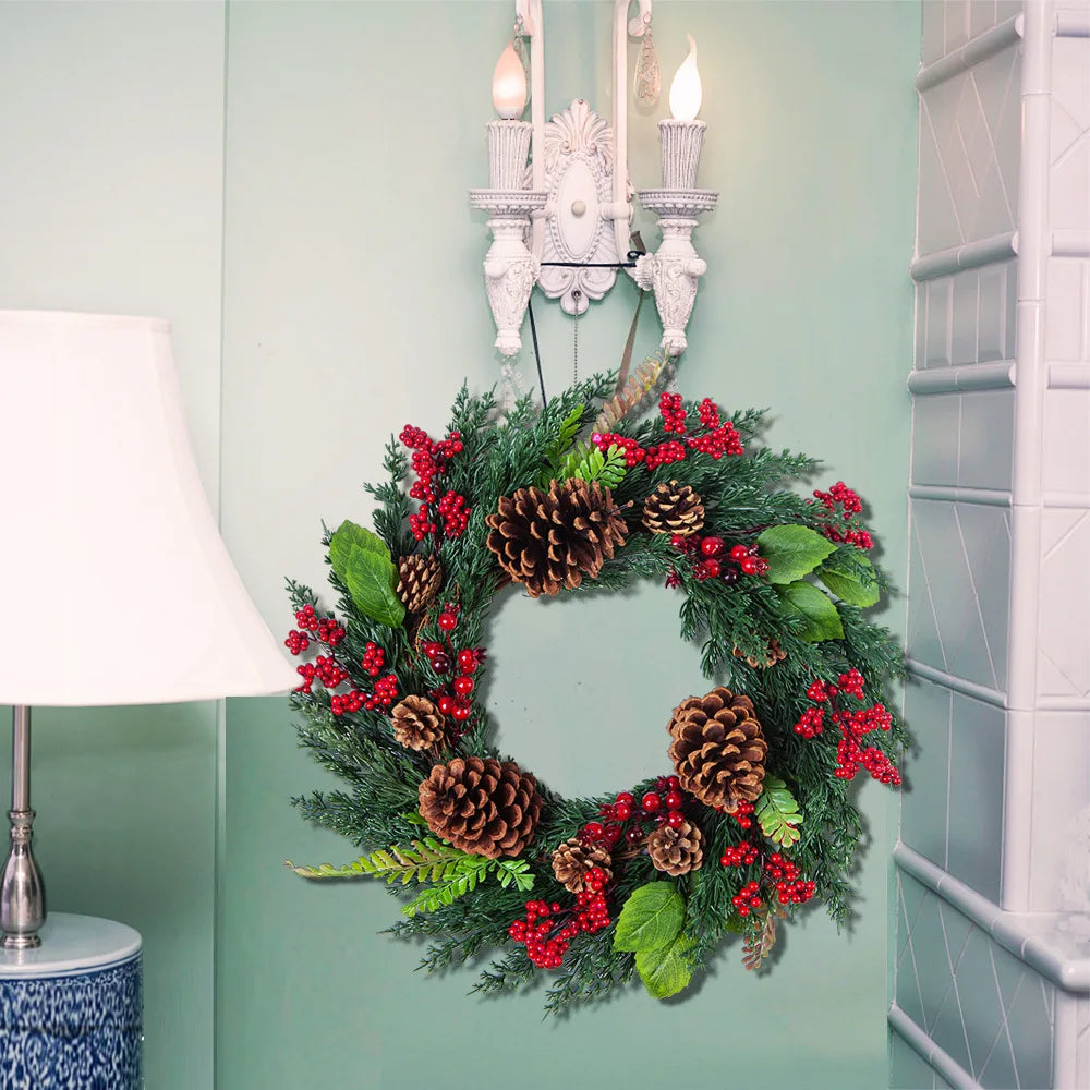 Kerstdecoratie met cipresgroen en rode bessen in close-up