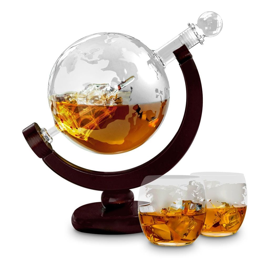 Vintage wereldbol whiskey karafset met elegante kristallen glazen