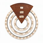 Detailbeeld van de minimalistische houten kalender en datumringen