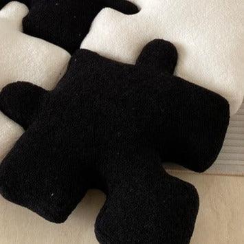 Puzzelvormig kussen als opvallend woonaccessoire