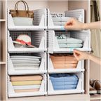 Opbergmanden in een kast met kleding en accessoires binnen handbereik